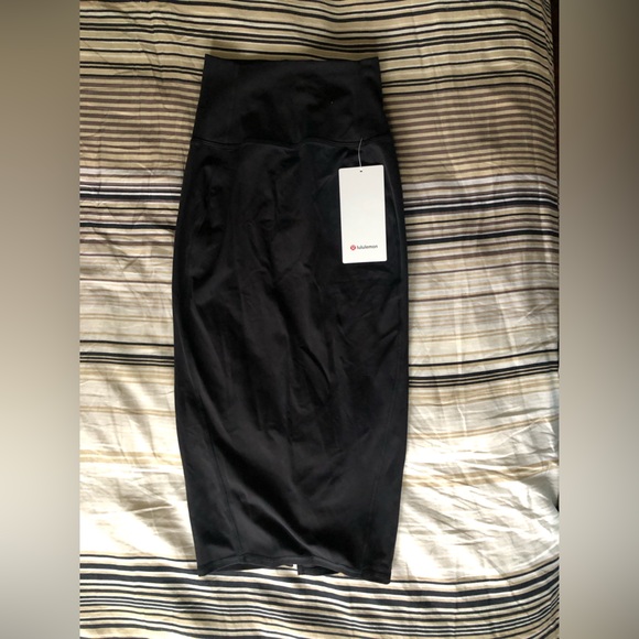 BNWT Nulu Slim-Fit High-Rise Skirt, Black size 2 or XS - Picture 2 of 3
